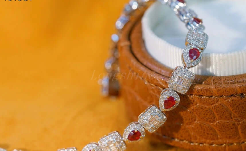 Pulsera de Rubí y Diamantes en Forma de Pera | Diseño de Baguette Cuadrada en Oro de 18K