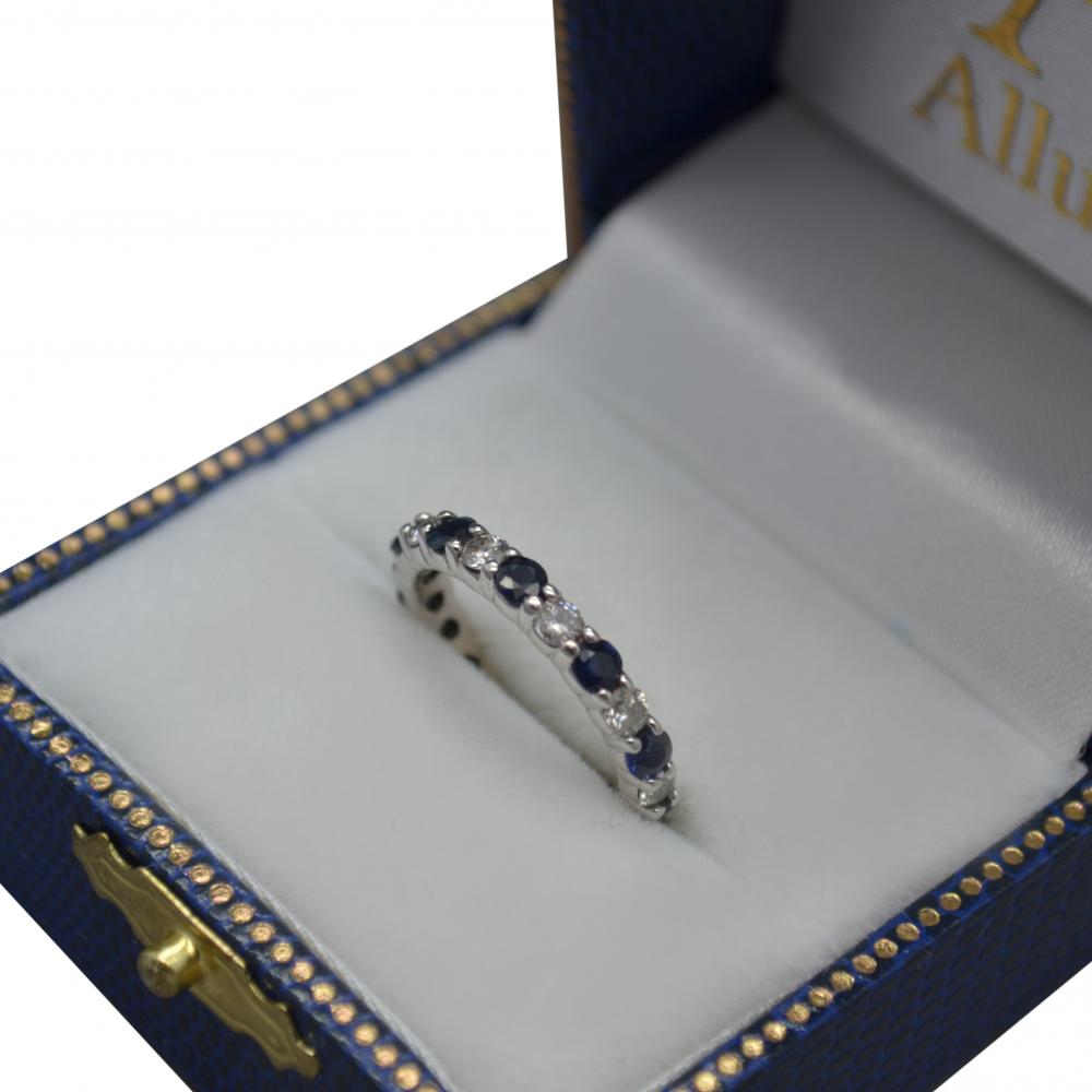 Anillo de banda de eternidad de diamantes y zafiros azules de oro blanco de 14k (2,35 ct)