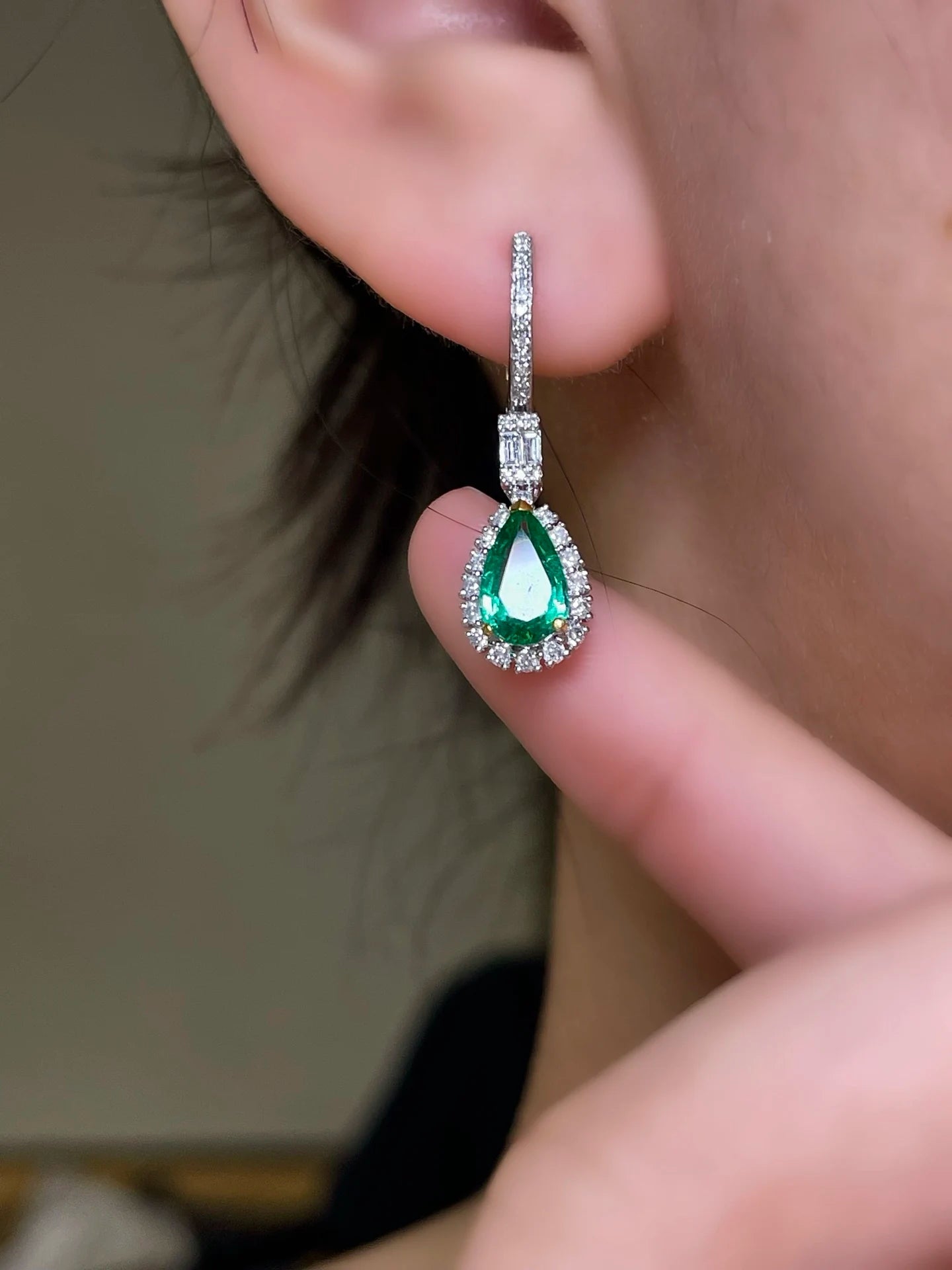 Pt950 Platinum Gold 1.47ct Natural Green Emerald Earrings Studs