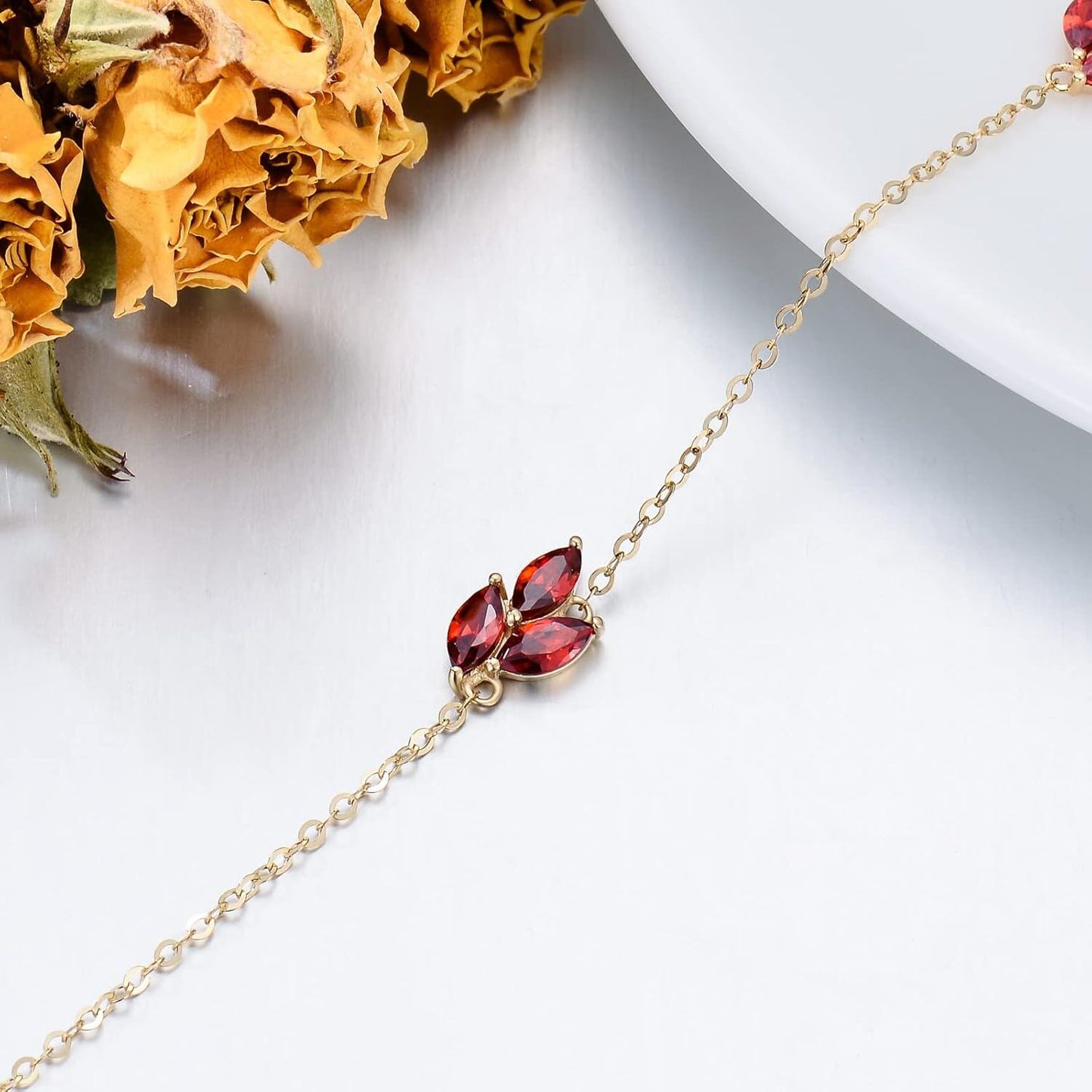 Pulsera con dije de hojas de cristal rojo de oro de 14K
