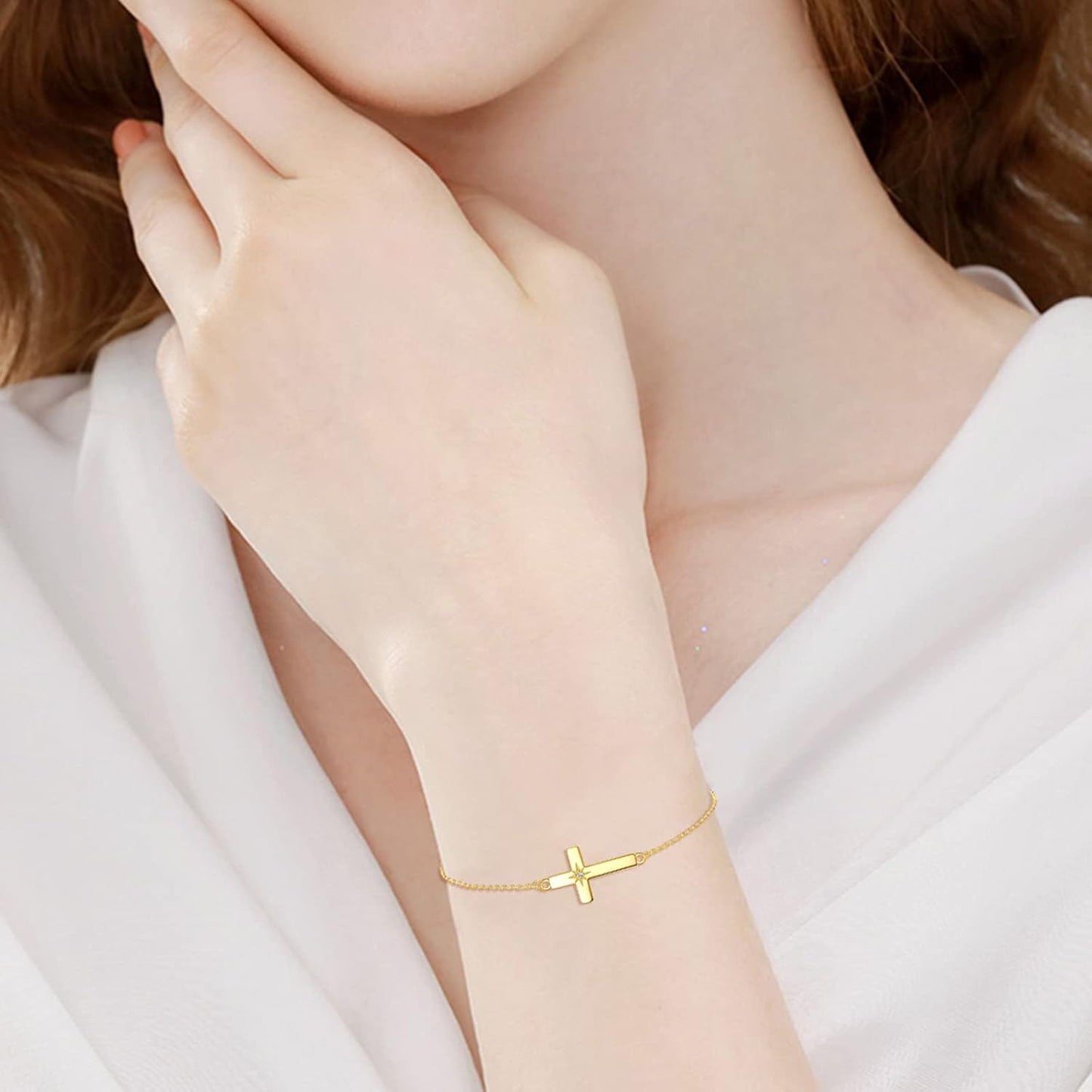 Pulsera de eslabones de cadena con cruz de perlas de oro de 14 quilates