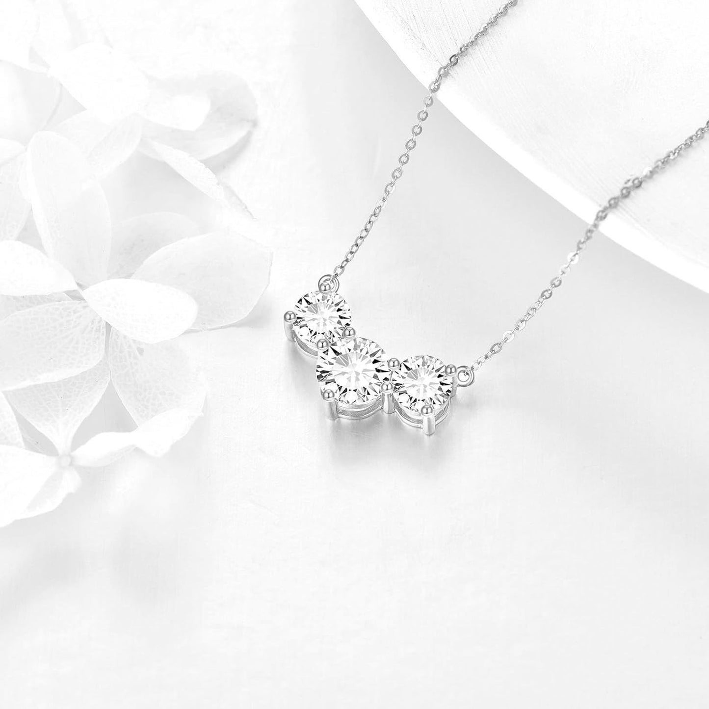 Collar con colgante de 3 piedras de moissanita de talla redonda de oro blanco de 18 quilates para mujer