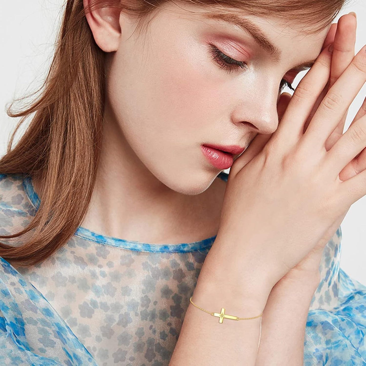 Pulsera de eslabones de cadena con cruz de perlas de oro de 14 quilates