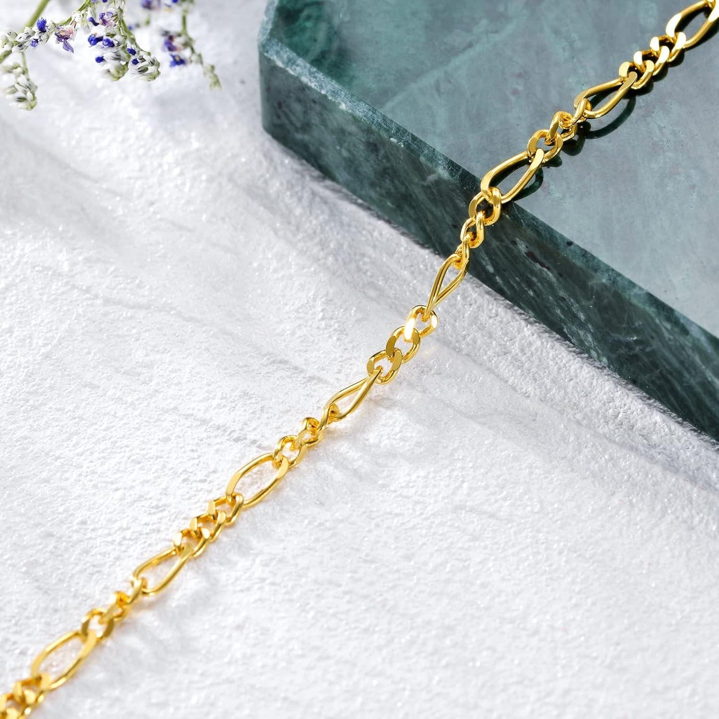 Pulsera de cadena de eslabones Figaro de oro de 18K con dije de corazón