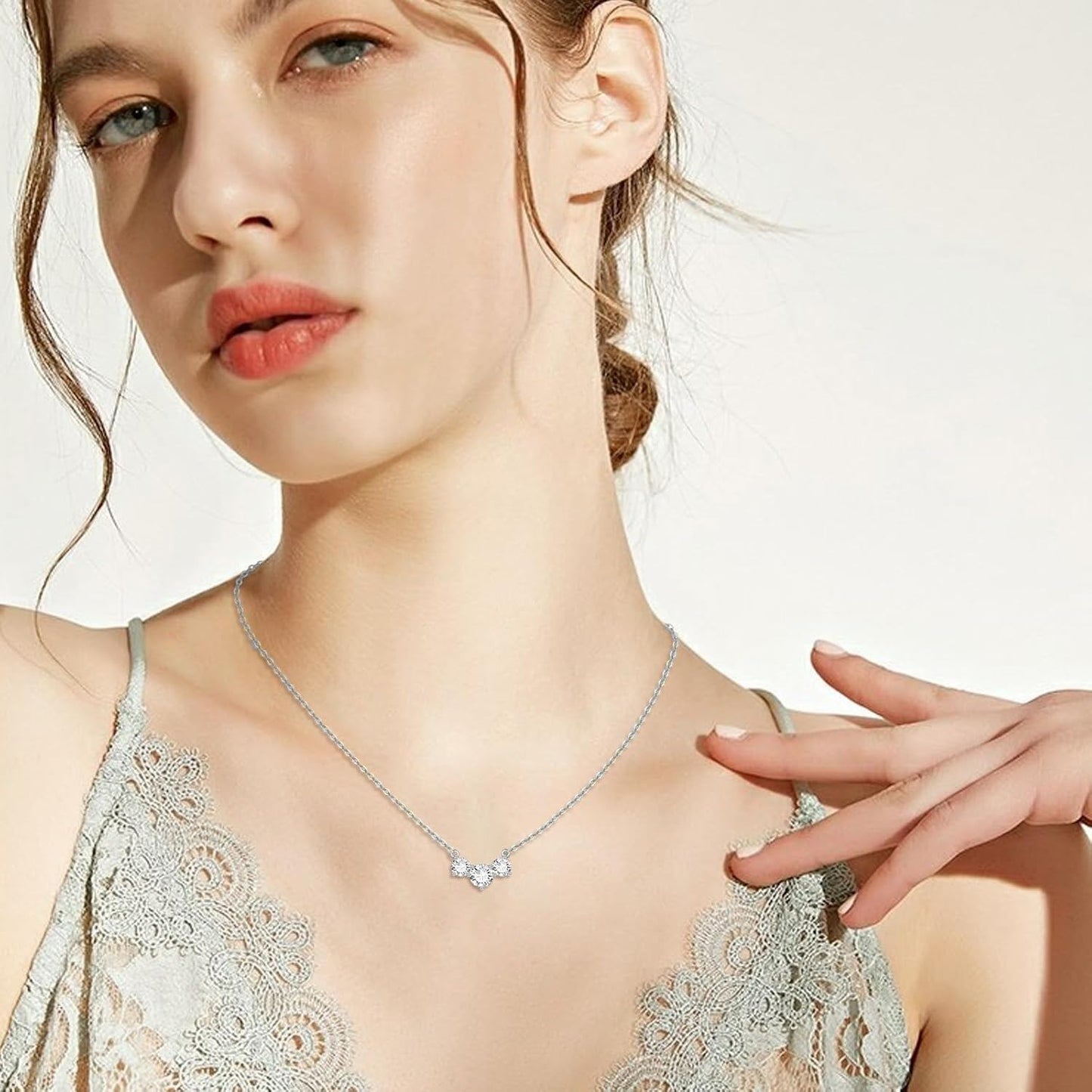 Collar con colgante de 3 piedras de moissanita de talla redonda de oro blanco de 18 quilates para mujer