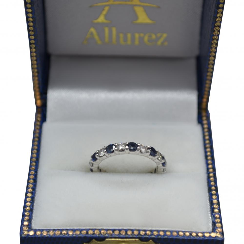 Anillo de banda de eternidad de diamantes y zafiros azules de oro blanco de 14k (2,35 ct)