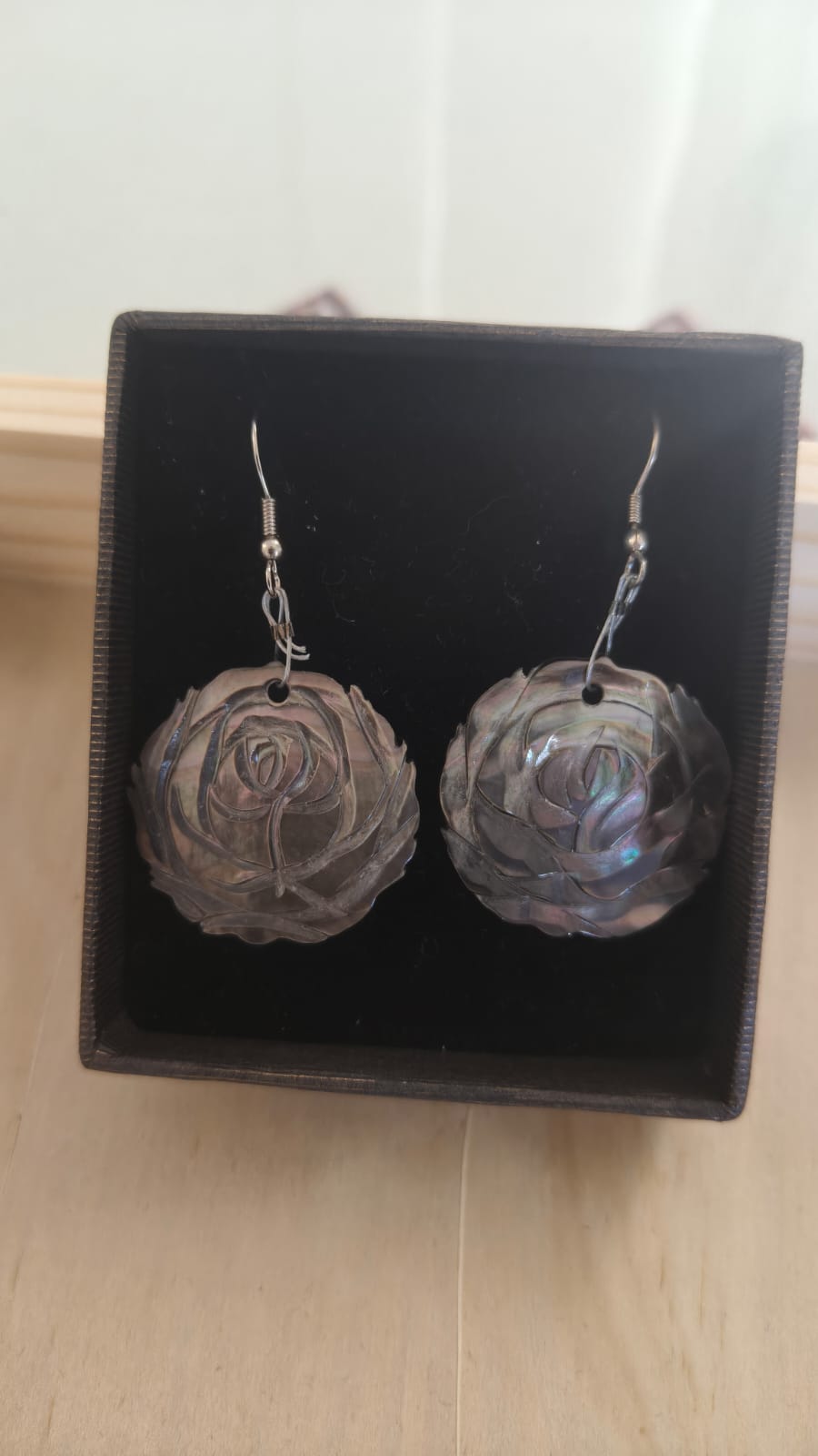 Vintage Style Carved Floral Shell Dangle Earrings Dark Grey Silver Tone