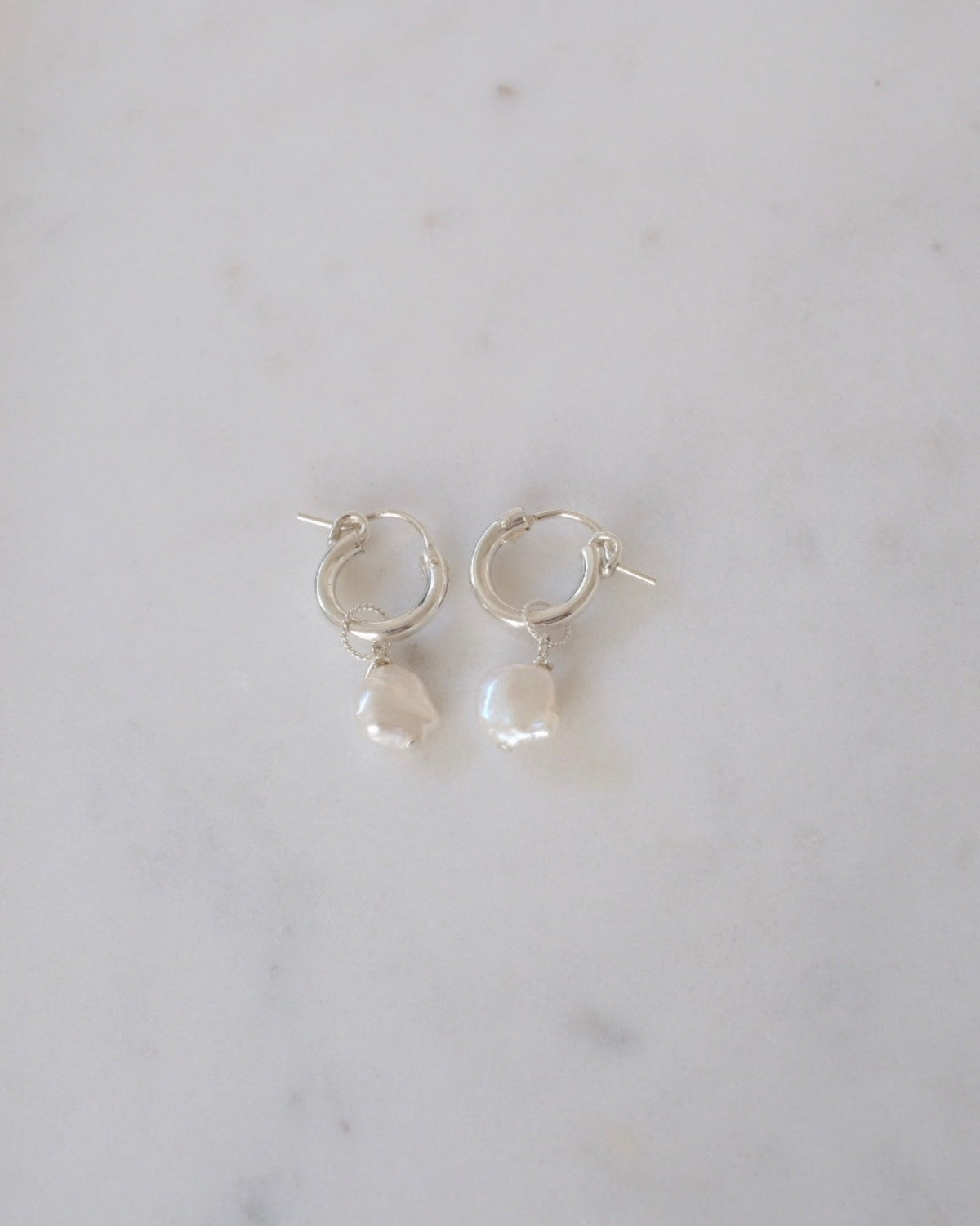 Keshi Huggie Hoops (Silver)