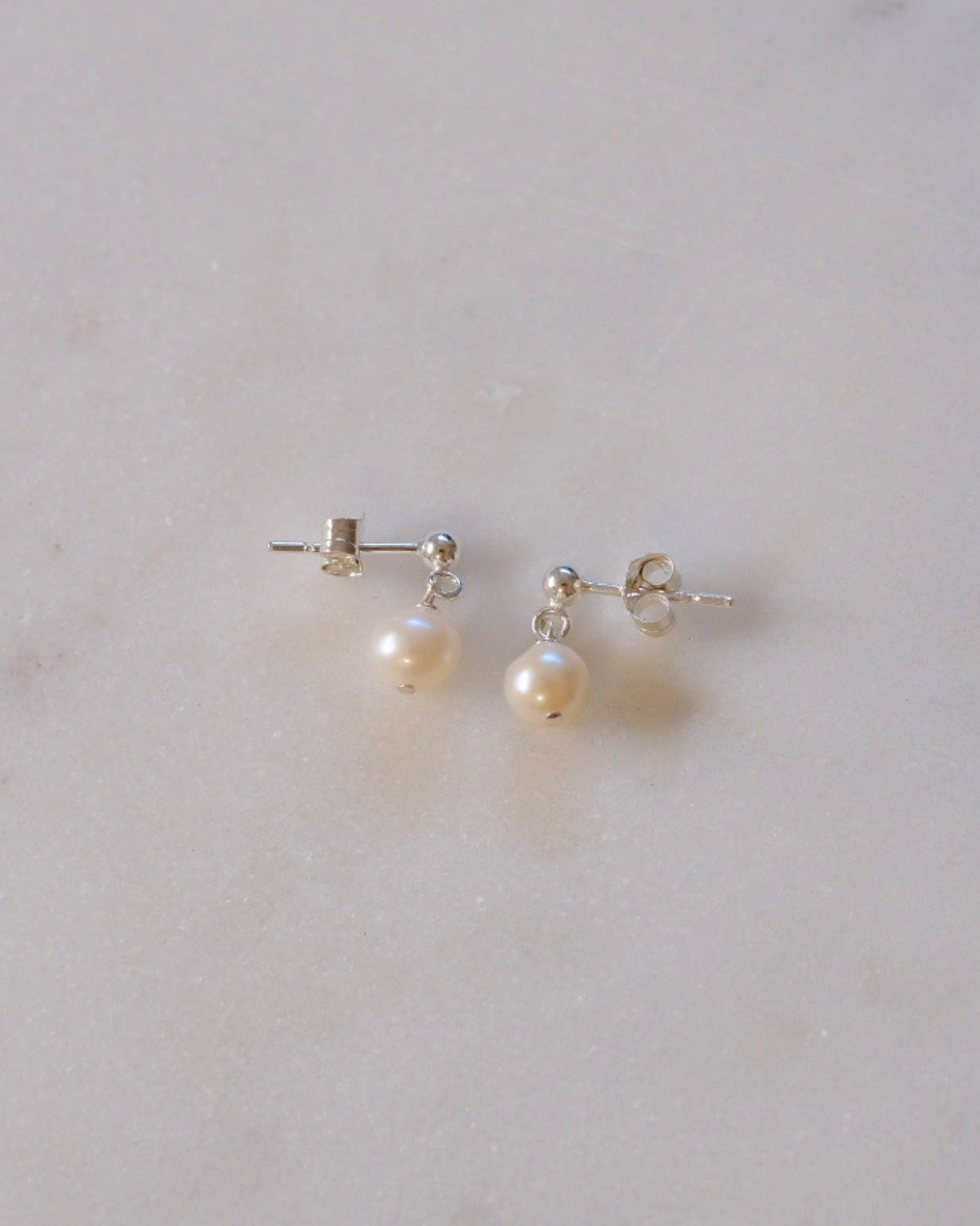 Simple Pearl stud earrings (Silver)
