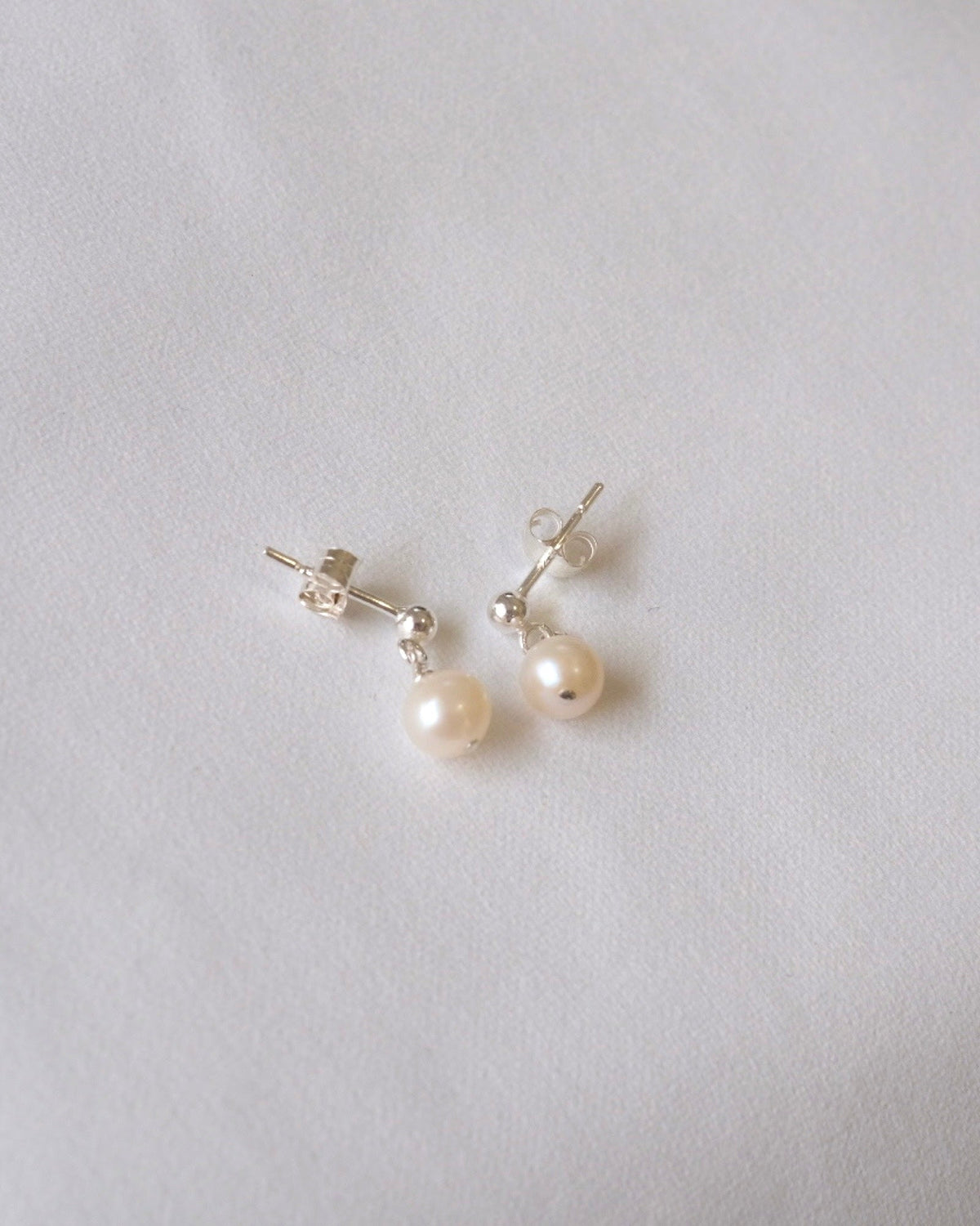 Simple Pearl stud earrings (Silver)