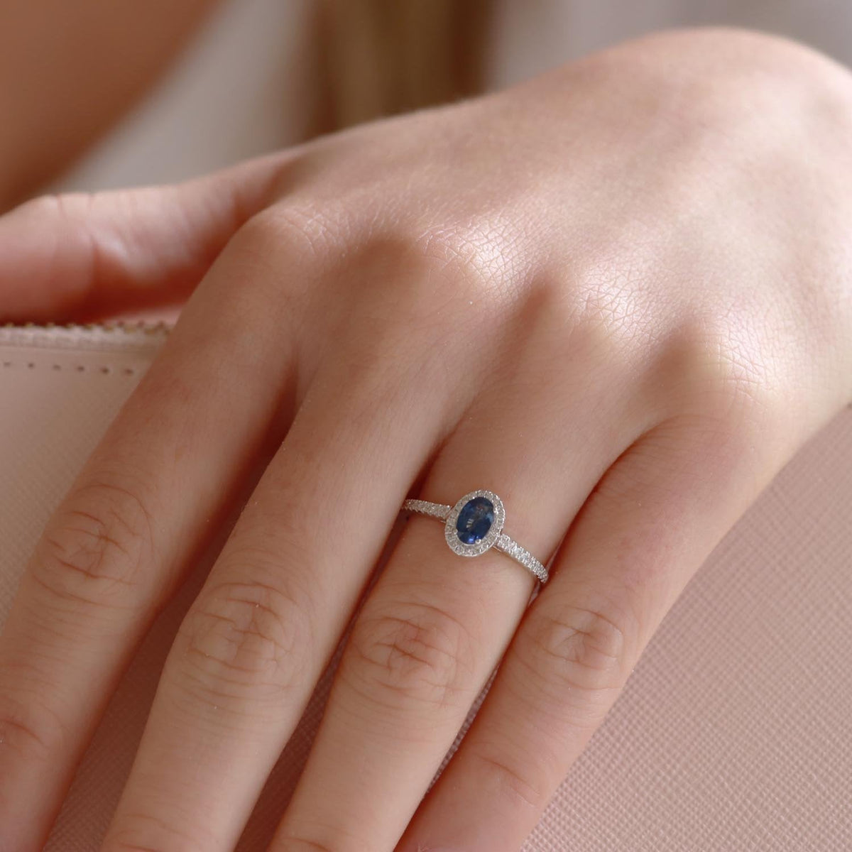 Sapphire ring with 0.15ct diamonds in 9K white gold — view 2