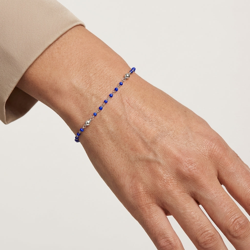 Pulsera de plata de ley con cuentas y detalles en azul oscuro