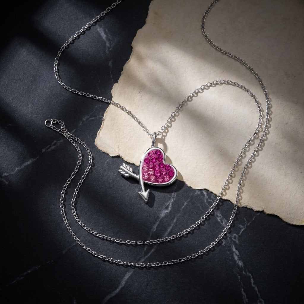 Collar de plata de ley con corazón y flecha y cristal