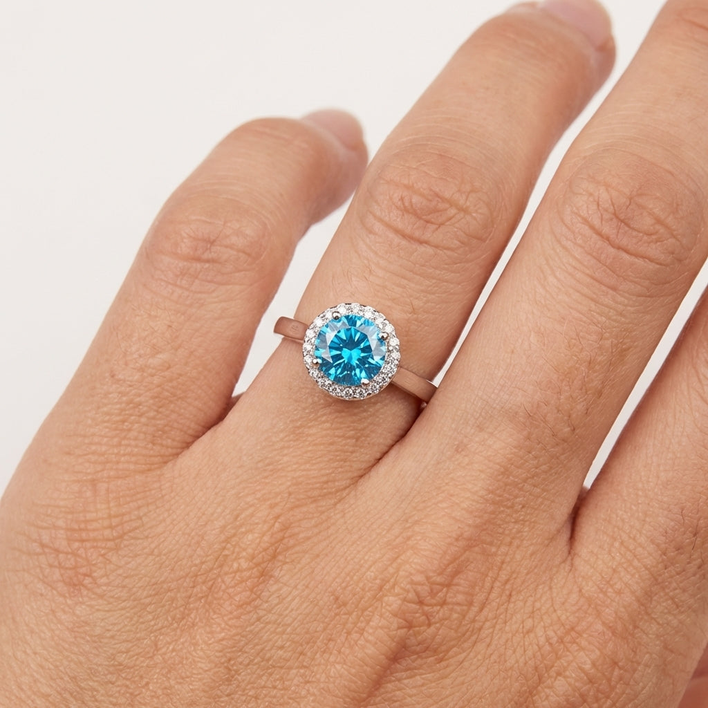 Anillo de plata con topacio azul y circonitas cúbicas