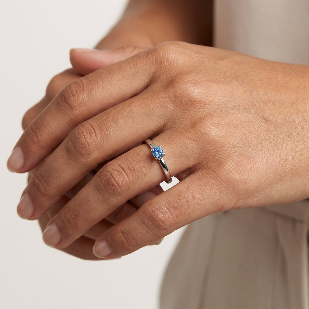 Anillo de plata combinable con espinela azul