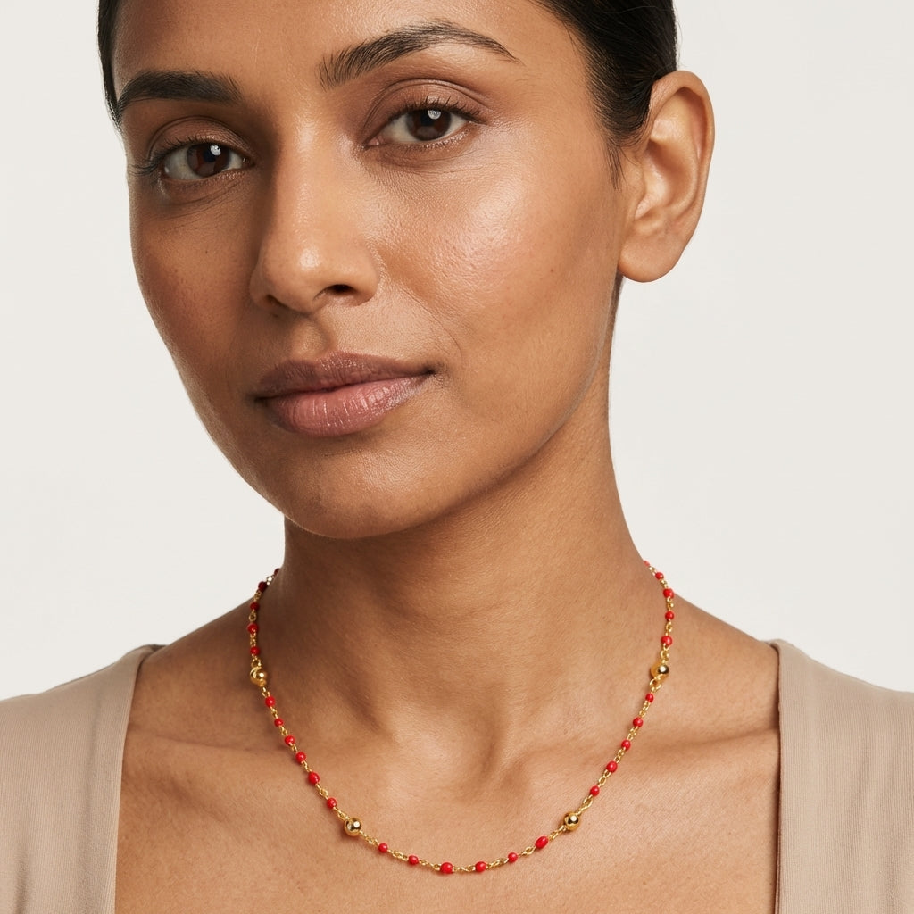Collar corto de plata de ley con esmalte coral y detalles de cuentas