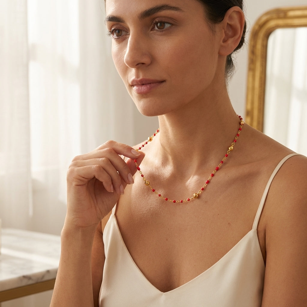 Collar corto de plata de ley con esmalte coral y detalles de cuentas