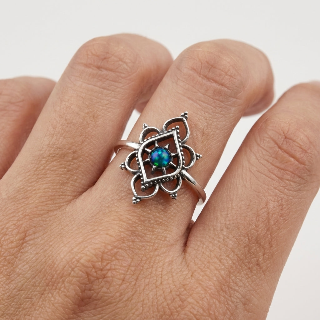 Anillo de plata de ley con filigrana y ópalo sintético