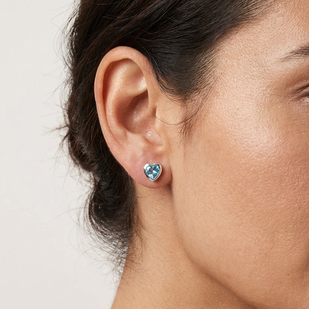Pendientes con corazón de topacio azul y circonita cúbica