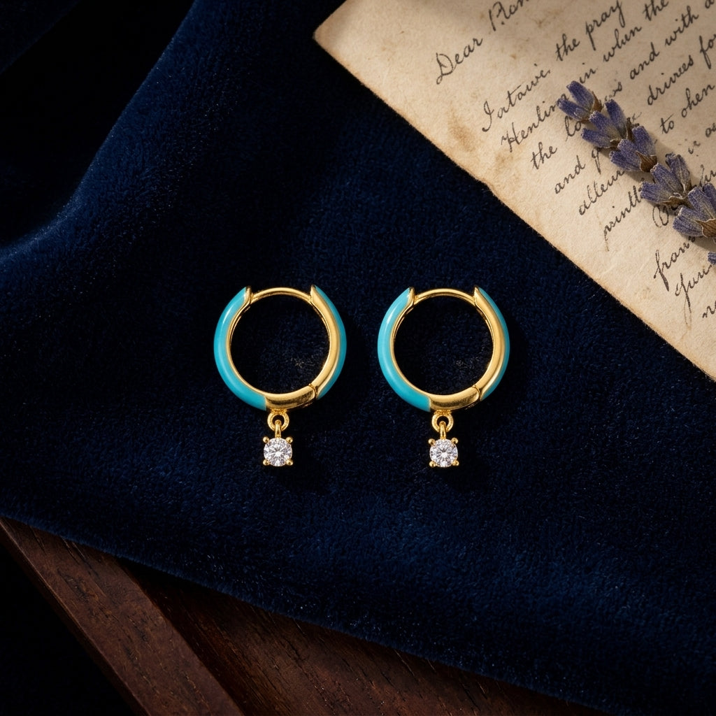 Pendientes de aro chapados en oro de plata de ley con esmalte azul y dije de circonita cúbica
