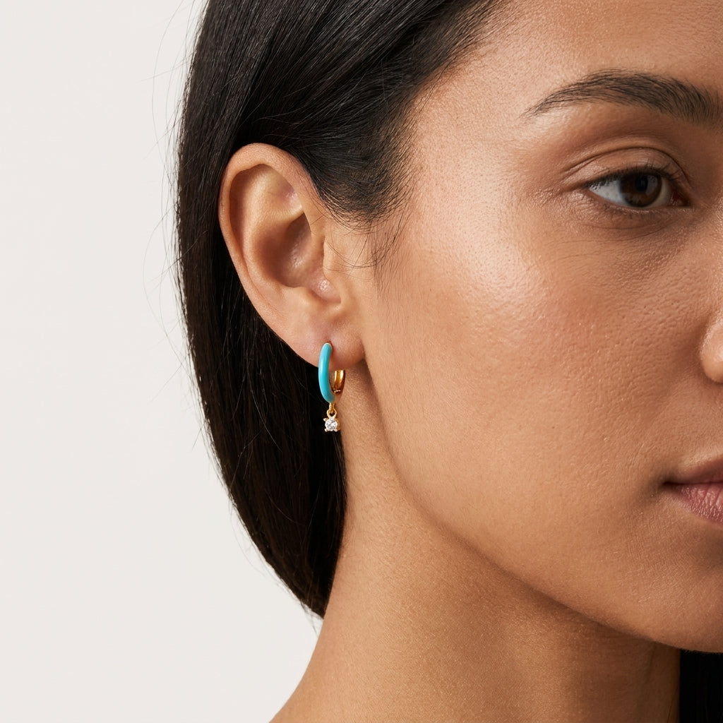 Pendientes de aro chapados en oro de plata de ley con esmalte azul y dije de circonita cúbica