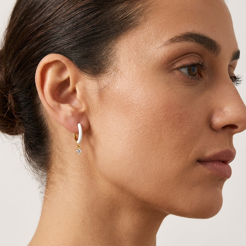 Aretes de aro de plata de ley chapados en oro con esmalte blanco y dije de circonita cúbica