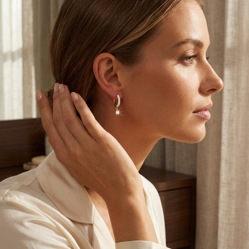 Aretes de aro de plata de ley chapados en oro con esmalte blanco y dije de circonita cúbica