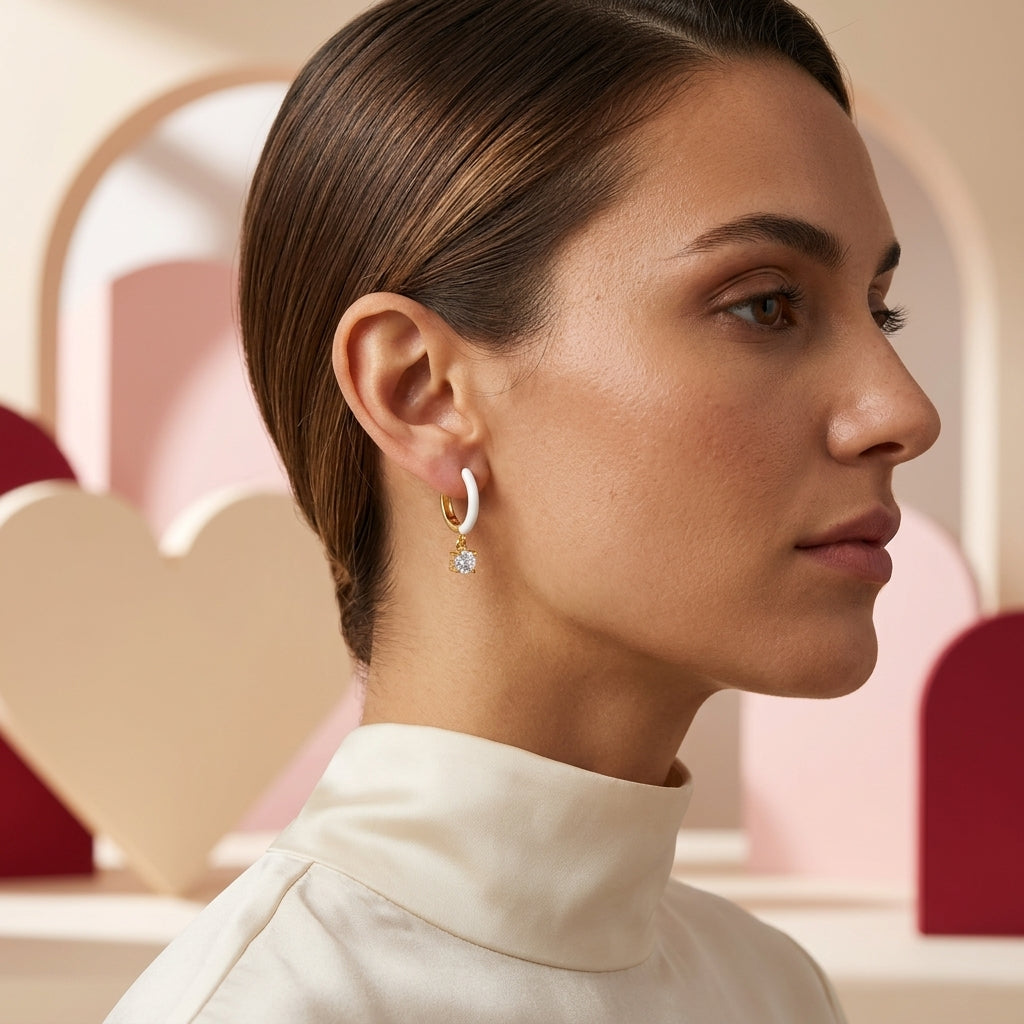 Aretes de aro de plata de ley chapados en oro con esmalte blanco y dije de circonita cúbica