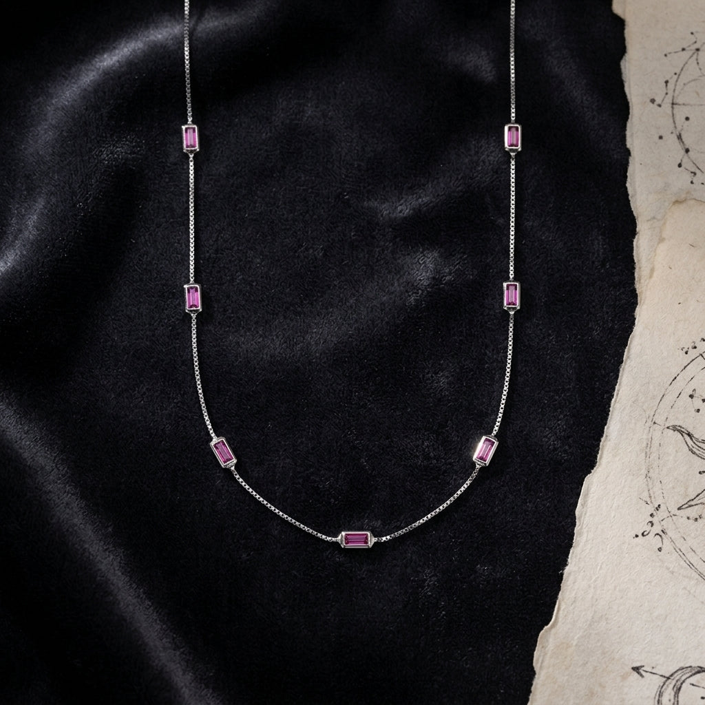 Collar de plata de ley con cadena de caja fina y múltiples circonitas cúbicas rosa rubí engastadas en baguette