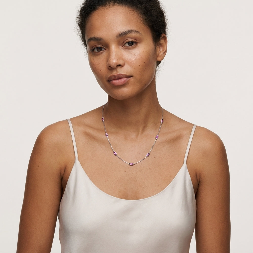 Collar de plata de ley con cadena de caja fina y múltiples circonitas cúbicas rosa rubí engastadas en baguette